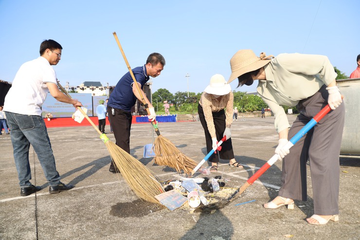 Xã Quang Minh quyết liệt lập lại trật tự đô thị, giữ gìn vệ sinh môi trường- Ảnh 1.