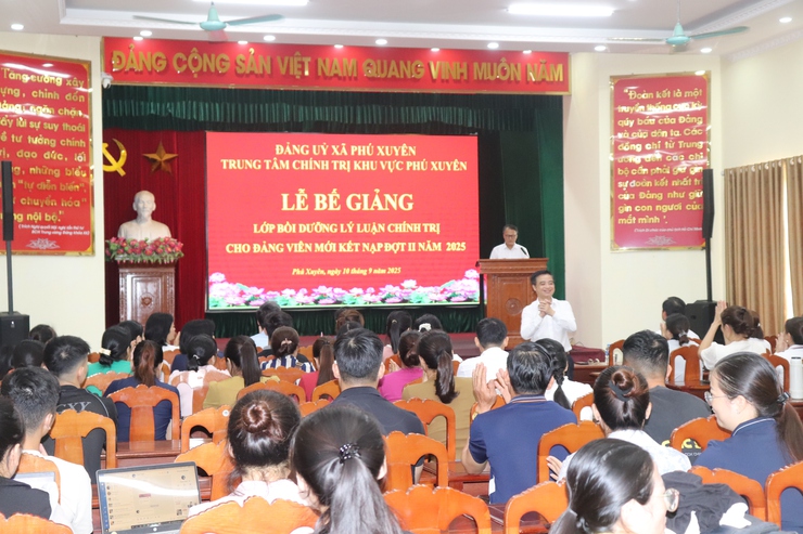 Bế giảng lớp bồi dưỡng lý luận chính trị cho đảng viên mới kết nạp- Ảnh 1.