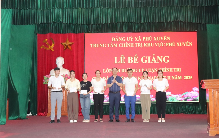 Bế giảng lớp bồi dưỡng lý luận chính trị cho đảng viên mới kết nạp- Ảnh 2.