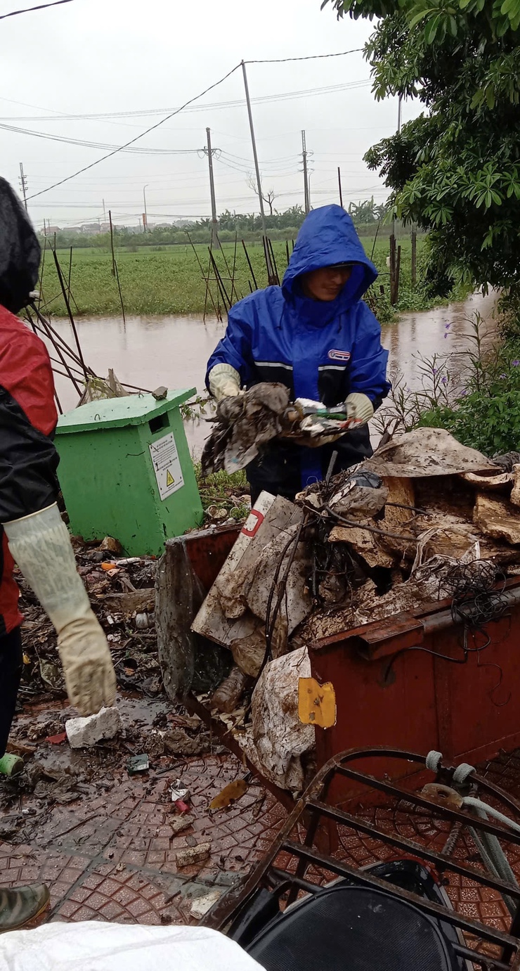 Xã Phúc Lộc ngăn chặn tình trạng xả rác thải tại hệ thống thủy lợi, kênh mương trên địa bàn- Ảnh 2.