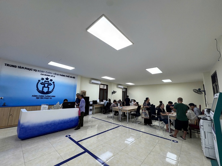Trung tâm Phục vụ hành chính công thành phố Hà Nội – Chi nhánh số 12 thực hiện thủ tục hành chính phi địa giới và trực tuyến toàn trình

- Ảnh 1.