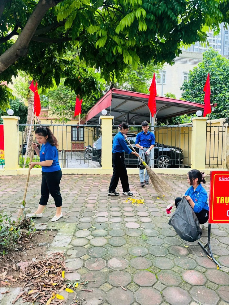 ĐOÀN TNCS HỒ CHÍ MINH PHƯỜNG VĨNH TUY RA QUÂN VỆ SINH MÔI TRƯỜNG CHÀO MỪNG ĐẠI HỘI ĐẠI BIỂU ĐẢNG BỘ PHƯỜNG VĨNH TUY LẦN THỨ NHẤT, NHIỆM KỲ 2025 - 2030.- Ảnh 2.
