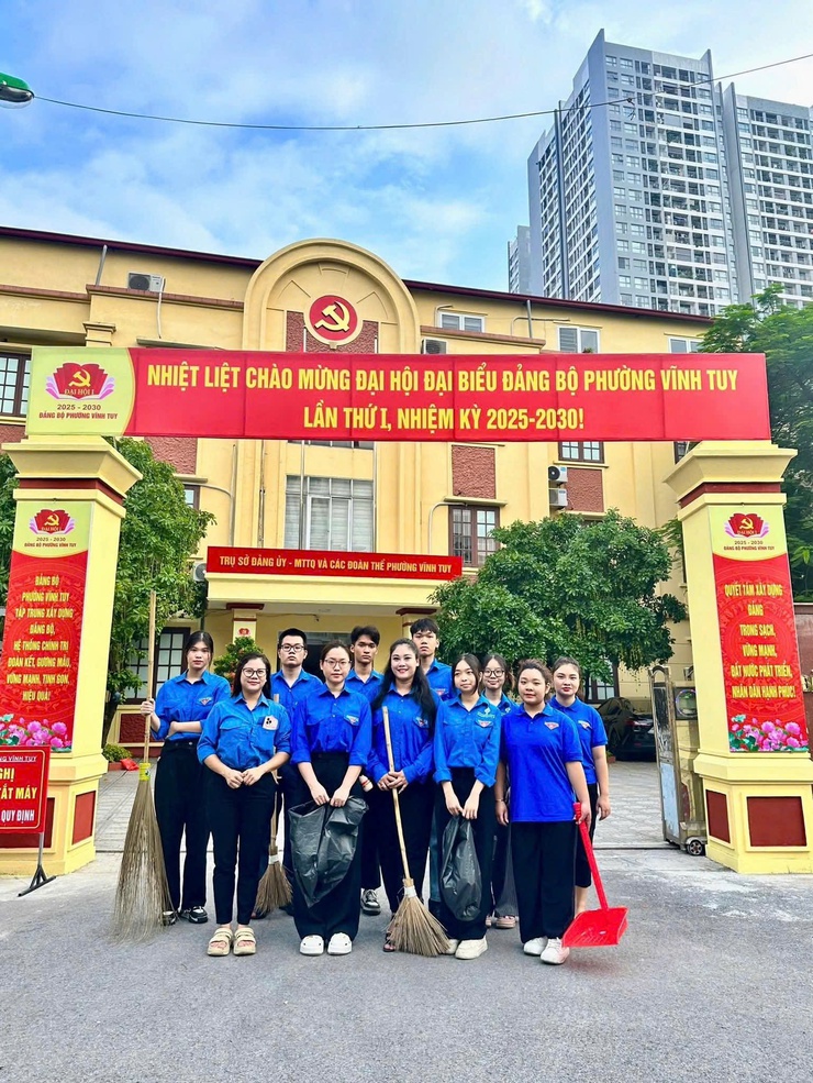 ĐOÀN TNCS HỒ CHÍ MINH PHƯỜNG VĨNH TUY RA QUÂN VỆ SINH MÔI TRƯỜNG CHÀO MỪNG ĐẠI HỘI ĐẠI BIỂU ĐẢNG BỘ PHƯỜNG VĨNH TUY LẦN THỨ NHẤT, NHIỆM KỲ 2025 - 2030.- Ảnh 1.
