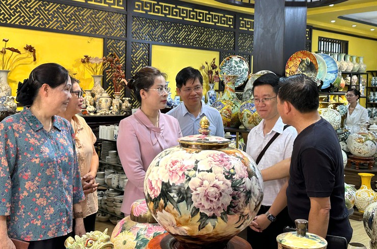 15 cá nhân xã Bát Tràng được đề nghị xét tặng danh hiệu Nghệ nhân Hà Nội trong lĩnh vực nghề thủ công mỹ nghệ năm 2025- Ảnh 2.