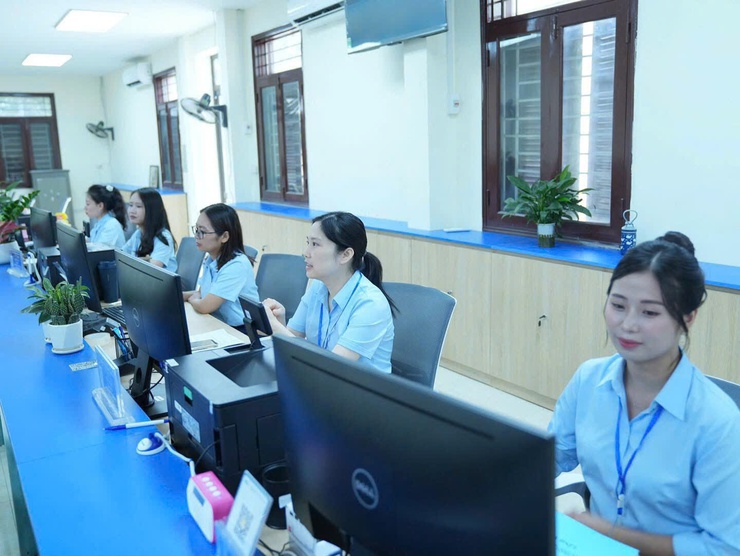 Bài tuyên truyền về phi địa giới TTHC và trực tuyến toàn trình tại Trung tâm phục vụ Hành chính công thành phố Hà Nội - Chi nhánh số 12- Ảnh 1.