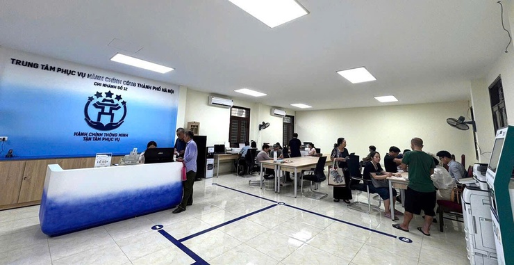 Bài tuyên truyền về phi địa giới TTHC và trực tuyến toàn trình tại Trung tâm phục vụ Hành chính công thành phố Hà Nội - Chi nhánh số 12- Ảnh 2.