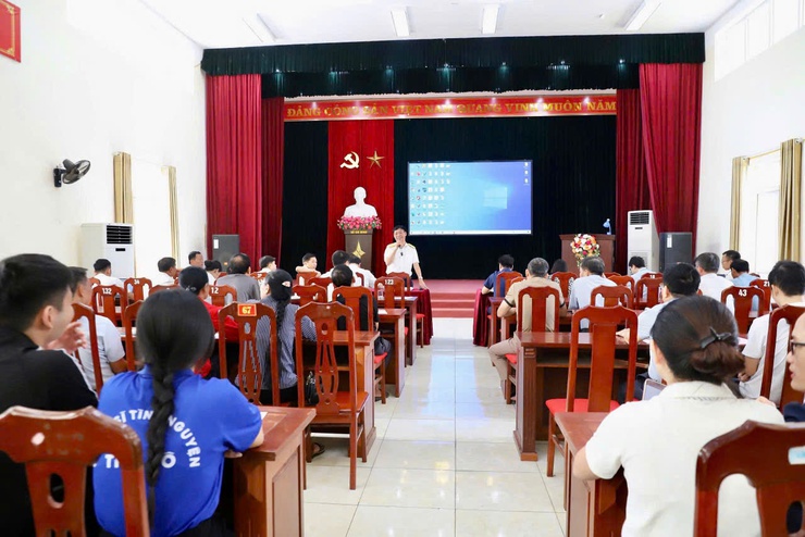 UBND xã Hồng Vân tập huấn, hướng dẫn cài đặt và sử dụng ứng dụng ETax Mobile để nộp thuế sử dụng đất phi nông nghiệp- Ảnh 1.