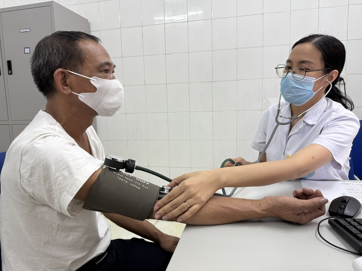 Người cao tuổi cần đi khám sức khỏe định kỳ giúp phát hiện sớm các bệnh lý tiềm ẩn- Ảnh 1.
