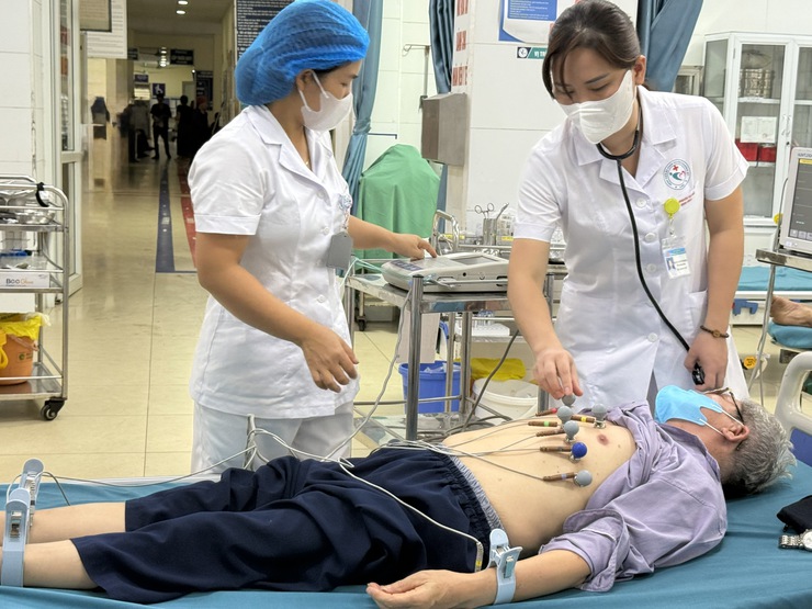Người cao tuổi cần đi khám sức khỏe định kỳ giúp phát hiện sớm các bệnh lý tiềm ẩn- Ảnh 2.