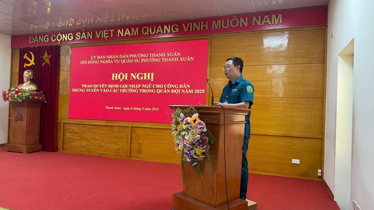 Trao quyết định nhập ngũ cho công dân trúng tuyển vào các trường đại học, học viện trong Quân đội năm 2025- Ảnh 1.