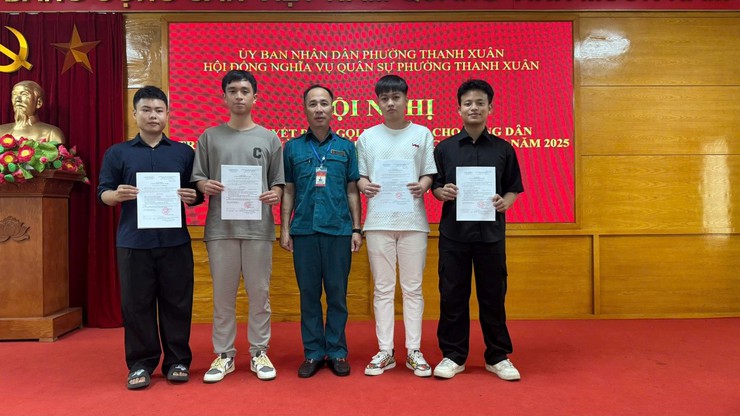 Trao quyết định nhập ngũ cho công dân trúng tuyển vào các trường đại học, học viện trong Quân đội năm 2025- Ảnh 2.