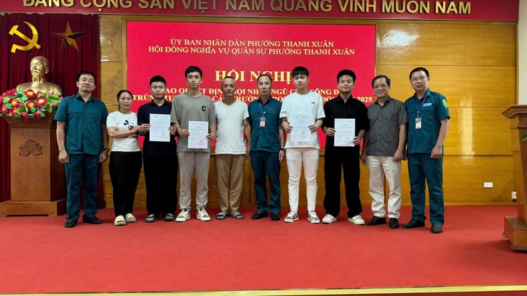 Trao quyết định nhập ngũ cho công dân trúng tuyển vào các trường đại học, học viện trong Quân đội năm 2025- Ảnh 3.