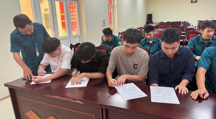 Trao quyết định nhập ngũ cho công dân trúng tuyển vào các trường đại học, học viện trong Quân đội năm 2025- Ảnh 4.