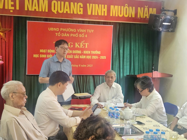 Đồng chí Nguyễn Quang Trung - Bí thư Đảng ủy phường dự sinh hoạt tại chi bộ số 4, phường Vĩnh Tuy- Ảnh 2.