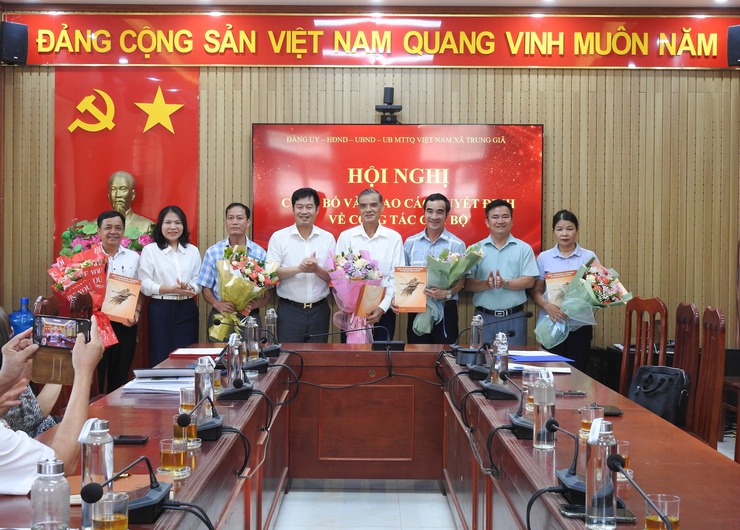 ĐẢNG ỦY XÃ TRUNG GIÃ TRAO QUYẾT ĐỊNH NGHỈ HƯU VÀ BỔ NHIỆM CÁN BỘ- Ảnh 1.