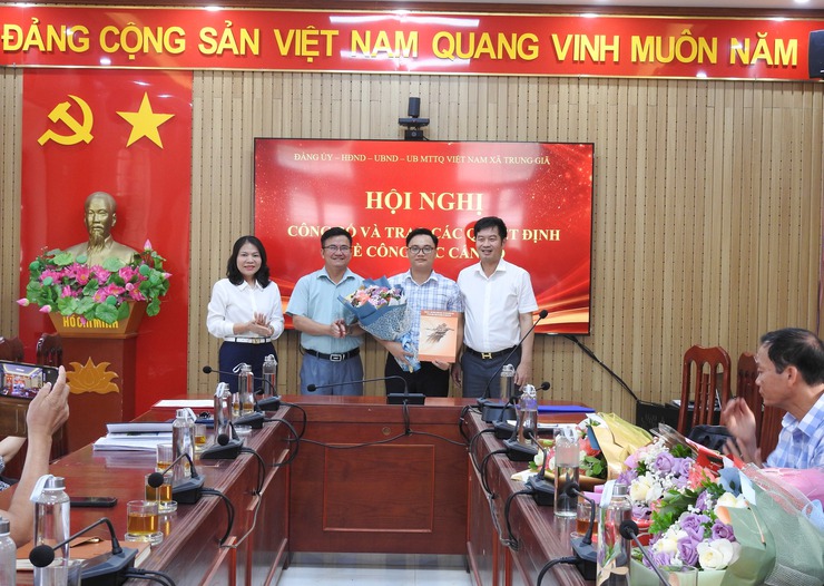 ĐẢNG ỦY XÃ TRUNG GIÃ TRAO QUYẾT ĐỊNH NGHỈ HƯU VÀ BỔ NHIỆM CÁN BỘ- Ảnh 2.