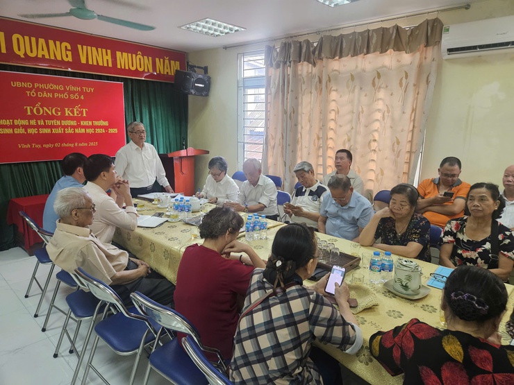 Đồng chí Nguyễn Quang Trung - Bí thư Đảng ủy phường dự sinh hoạt tại chi bộ số 4, phường Vĩnh Tuy- Ảnh 1.