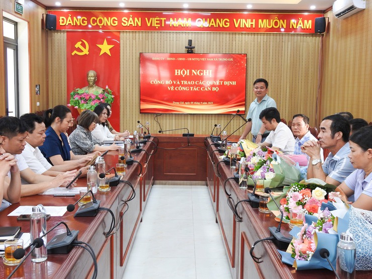 ĐẢNG ỦY XÃ TRUNG GIÃ TRAO QUYẾT ĐỊNH NGHỈ HƯU VÀ BỔ NHIỆM CÁN BỘ- Ảnh 3.
