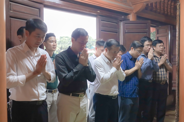 Xã Suối Hai dâng hương tưởng niệm Chủ tịch Hồ Chí Minh tại Khu di tích Cây đa Bác Hồ, xã Suối Hai- Ảnh 1.