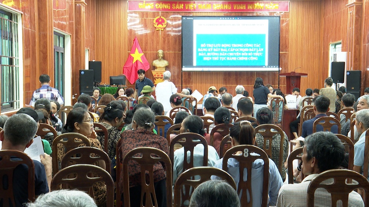 UBND xã phú xuyên hỗ trợ lưu động cho người dân xã Nam Tiến hoàn thiện thủ tục đất đai- Ảnh 2.