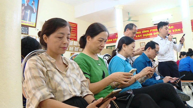 Phường Hà Đông tổ chức 8 điểm “Bình dân học vụ số lưu động”- Ảnh 1.