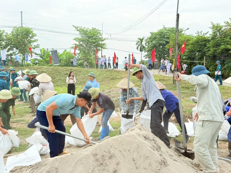 XÃ BA VÌ DIỄN TẬP NÂNG CAO KỸ NĂNG CỘNG ĐỒNG PHÒNG, CHỐNG THIÊN TAI- Ảnh 1.