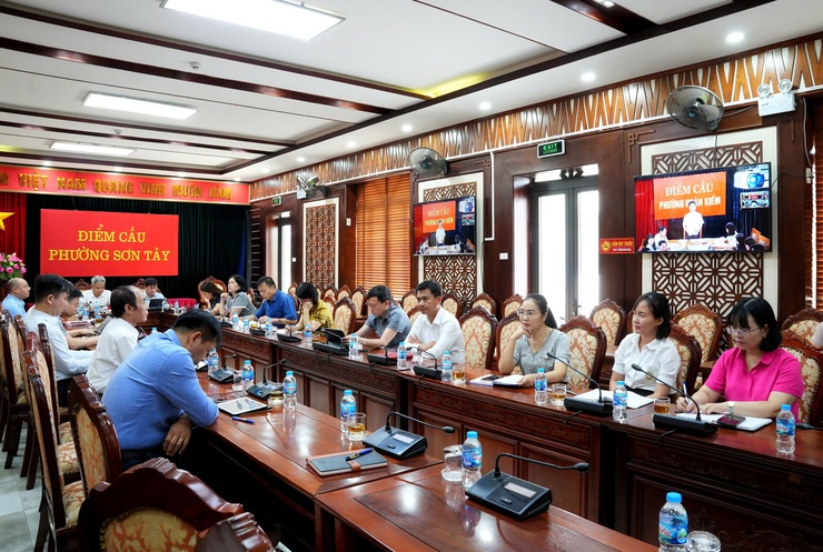 Sơn Tây dự hội nghị trực tuyến đánh giá tình hình triển khai vận hành mô hình chính quyền địa phương hai cấp trên địa bàn thành phố.- Ảnh 1.