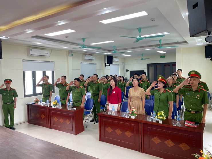 RA MẮT CHI HỘI PHỤ NỮ VÀ ĐOÀN THANH NIÊN CÔNG AN PHƯỜNG VĨNH TUY- Ảnh 1.