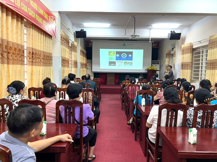 Trạm Y tế phường Hà Đông tập huấn nâng cao kiến thức các bệnh về mắt cho người cao tuổi- Ảnh 1.