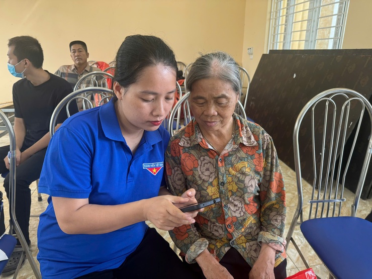 Mỗi cán bộ, công chức, viên chức tiên phong, gương mẫu trong chuyển đổi số - xây dựng công dân số- Ảnh 2.