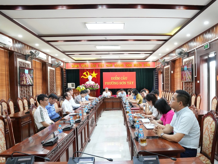 Sơn Tây dự hội nghị trực tuyến đánh giá tình hình triển khai vận hành mô hình chính quyền địa phương hai cấp trên địa bàn thành phố.- Ảnh 2.