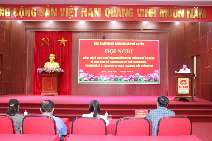Hội nghị công bố và trao quyết định nghỉ hưu trí, hưởng chế độ BHXH và Nghị định số 178/NĐ – CP ngày 31/12/2024, Nghị định số 67/NĐ – CP ngày 15/3/2025 của Chính phủ.- Ảnh 1.