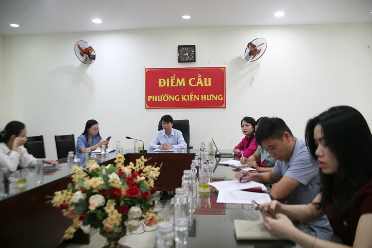 Đảng ủy phường Kiến Hưng tổ chức tiếp sóng trực tuyến từ điểm cầu Thành phố Hội nghị đánh giá tình hình triển khai vận hành mô hình chính quyền địa phương 02 cấp trên địa bàn thành phố- Ảnh 1.
