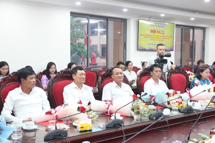 Xã Thạch Thất trao quyết định cho cán bộ, công chức, viên chức nghỉ hưu, nghỉ hưởng chế độ theo Nghị định số 178/2024/NĐ-CP và Nghị đinh số 67/2025/NĐ-CP.- Ảnh 8.