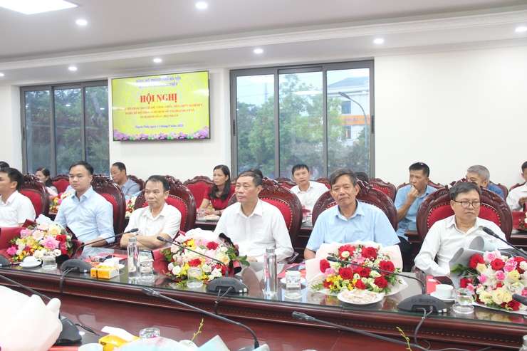 Xã Thạch Thất trao quyết định cho cán bộ, công chức, viên chức nghỉ hưu, nghỉ hưởng chế độ theo Nghị định số 178/2024/NĐ-CP và Nghị đinh số 67/2025/NĐ-CP.- Ảnh 11.