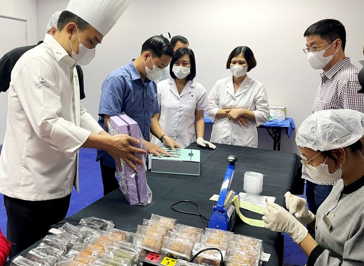 Hà Nội tăng cường giám sát an toàn thực phẩm bánh Trung thu- Ảnh 1.