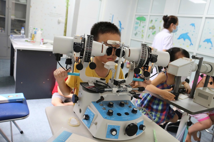 Gia tăng tật khúc xạ ở trẻ em: Hành động ngay để bảo vệ đôi mắt thế hệ tương lai- Ảnh 1.