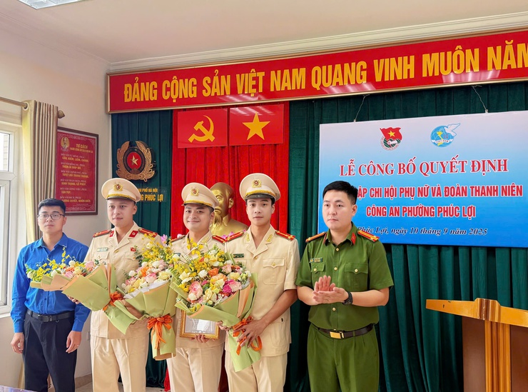Công an phường Phúc Lợi tổ chức Lễ công bố Quyết định thành lập 
Chi hội phụ nữ và Đoàn thanh niên Công an phường
- Ảnh 3.