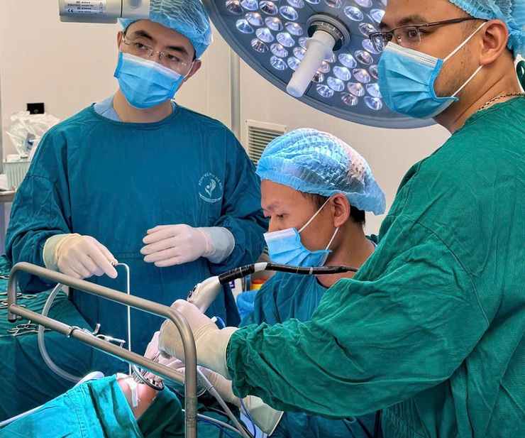 Hiếm gặp bé sơ sinh mắc u nang hố lưỡi thanh thiệt khổng lồ được phẫu thuật thành công- Ảnh 1.