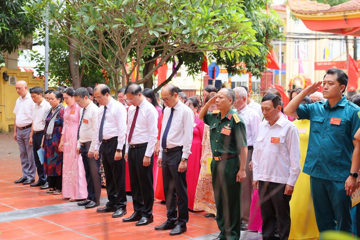 LỄ DÂNG HƯƠNG TƯỞNG NIỆM CÁC ANH HÙNG LIỆT SĨ PHƯỜNG VĨNH HƯNG TRƯỚC KHI KHAI MẠC PHIÊN THỨ NHẤT ĐẠI HỘI MTTQ VIỆT NAM PHƯỜNG LẦN THỨ I, NHIỆM KỲ 2025 – 2030- Ảnh 2.