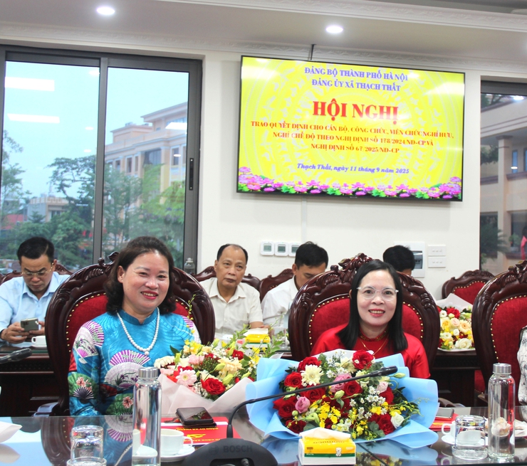 Xã Thạch Thất trao quyết định cho cán bộ, công chức, viên chức nghỉ hưu, nghỉ hưởng chế độ theo Nghị định số 178/2024/NĐ-CP và Nghị đinh số 67/2025/NĐ-CP.- Ảnh 13.
