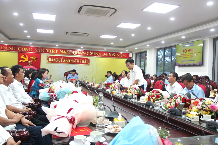 Xã Thạch Thất trao quyết định cho cán bộ, công chức, viên chức nghỉ hưu, nghỉ hưởng chế độ theo Nghị định số 178/2024/NĐ-CP và Nghị đinh số 67/2025/NĐ-CP.- Ảnh 12.