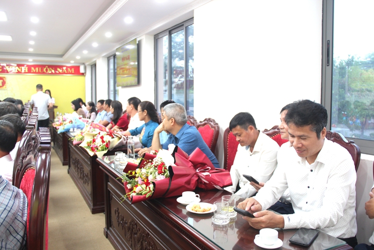 Xã Thạch Thất trao quyết định cho cán bộ, công chức, viên chức nghỉ hưu, nghỉ hưởng chế độ theo Nghị định số 178/2024/NĐ-CP và Nghị đinh số 67/2025/NĐ-CP.- Ảnh 9.