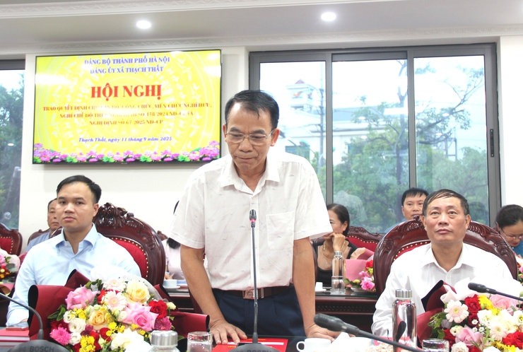 Xã Thạch Thất trao quyết định cho cán bộ, công chức, viên chức nghỉ hưu, nghỉ hưởng chế độ theo Nghị định số 178/2024/NĐ-CP và Nghị đinh số 67/2025/NĐ-CP.- Ảnh 7.