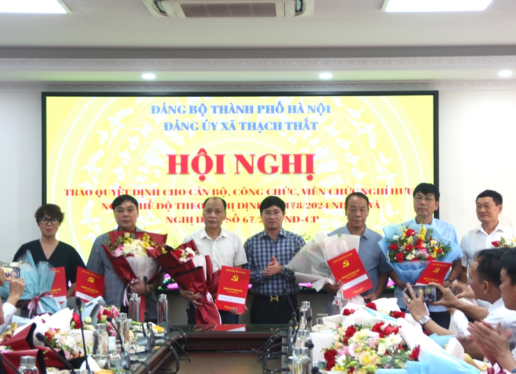 Xã Thạch Thất trao quyết định cho cán bộ, công chức, viên chức nghỉ hưu, nghỉ hưởng chế độ theo Nghị định số 178/2024/NĐ-CP và Nghị đinh số 67/2025/NĐ-CP.- Ảnh 5.