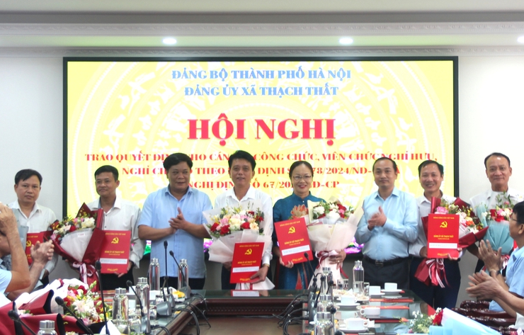 Xã Thạch Thất trao quyết định cho cán bộ, công chức, viên chức nghỉ hưu, nghỉ hưởng chế độ theo Nghị định số 178/2024/NĐ-CP và Nghị đinh số 67/2025/NĐ-CP.- Ảnh 3.