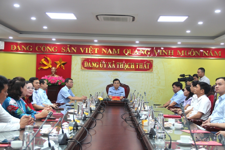 Xã Thạch Thất trao quyết định cho cán bộ, công chức, viên chức nghỉ hưu, nghỉ hưởng chế độ theo Nghị định số 178/2024/NĐ-CP và Nghị đinh số 67/2025/NĐ-CP.- Ảnh 2.