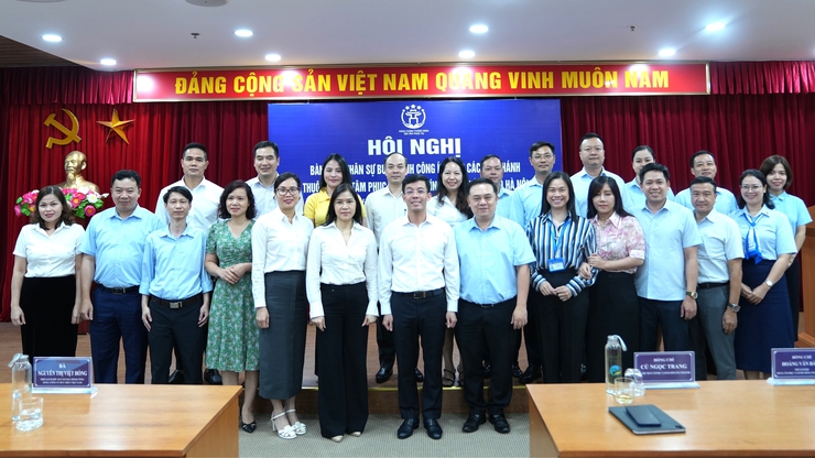 Trung tâm Phục vụ hành chính công Thành phố nhận bàn giao nhân sự Bưu chính công ích- Ảnh 7.