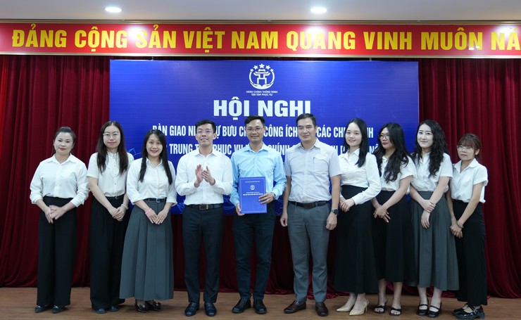 Trung tâm Phục vụ hành chính công Thành phố nhận bàn giao nhân sự Bưu chính công ích- Ảnh 5.