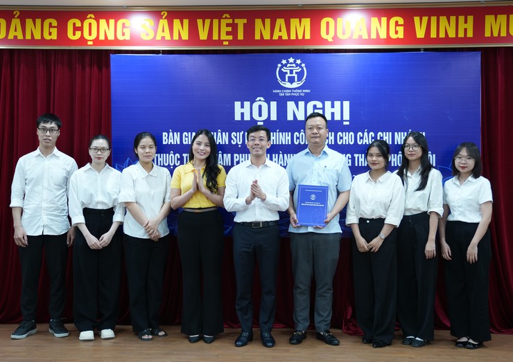 Trung tâm Phục vụ hành chính công Thành phố nhận bàn giao nhân sự Bưu chính công ích- Ảnh 4.